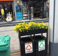 環衛九一影视垃圾桶上栽花，成為（wéi）城市風景線