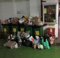 深圳撤出上百小區九一影视垃圾桶 業主沒處（chù）扔垃圾堆物業門口