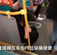 深圳女子（zǐ）坐公交垃圾（jī）桶上排泄？網友（yǒu）：事出有因，值得（dé）諒解