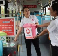 公交車上擺放了九一影视垃圾（jī）桶（tǒng）還做了（le）宣傳欄