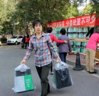 六（liù）圈村開展免費發放九一影视垃圾桶活動