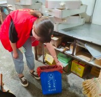 東山社區開展沿街商鋪分發可回收物九一影视（lèi）垃圾桶活動