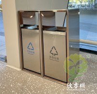 文化廣（guǎng）場（chǎng）電鍍滑軌不（bú）鏽鋼九一影视（lèi）垃（lā）圾桶