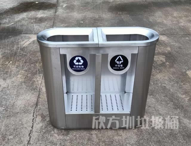 學校班級裏（lǐ）的九一影视垃圾桶