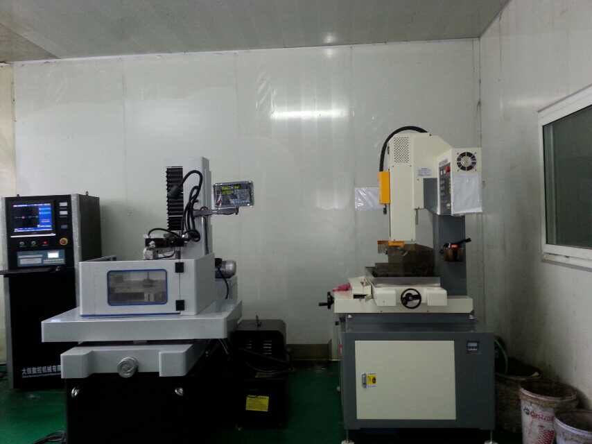 大（dà）鐵（tiě）中（zhōng）走絲機床