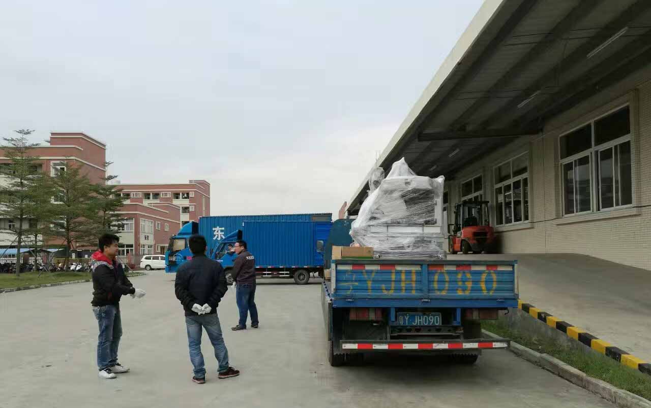 線（xiàn）切割（gē）機床（chuáng）設備卸貨照片