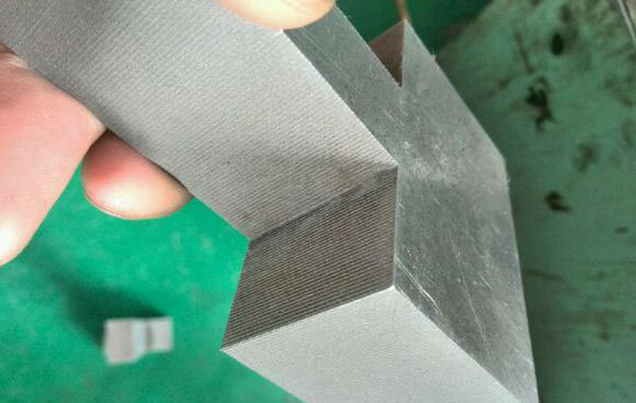 線切割鋸齒紋（wén）工件（jiàn）表麵