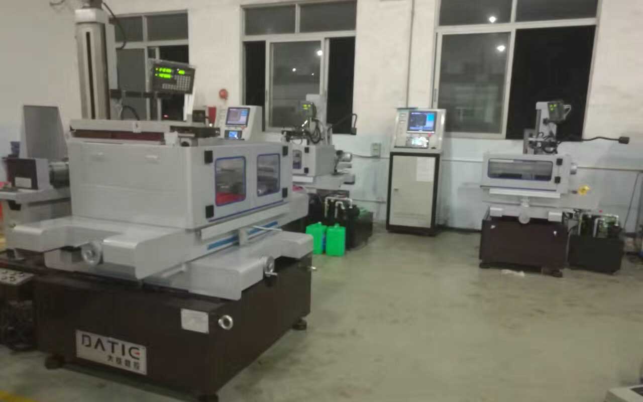 線切割加工店現場