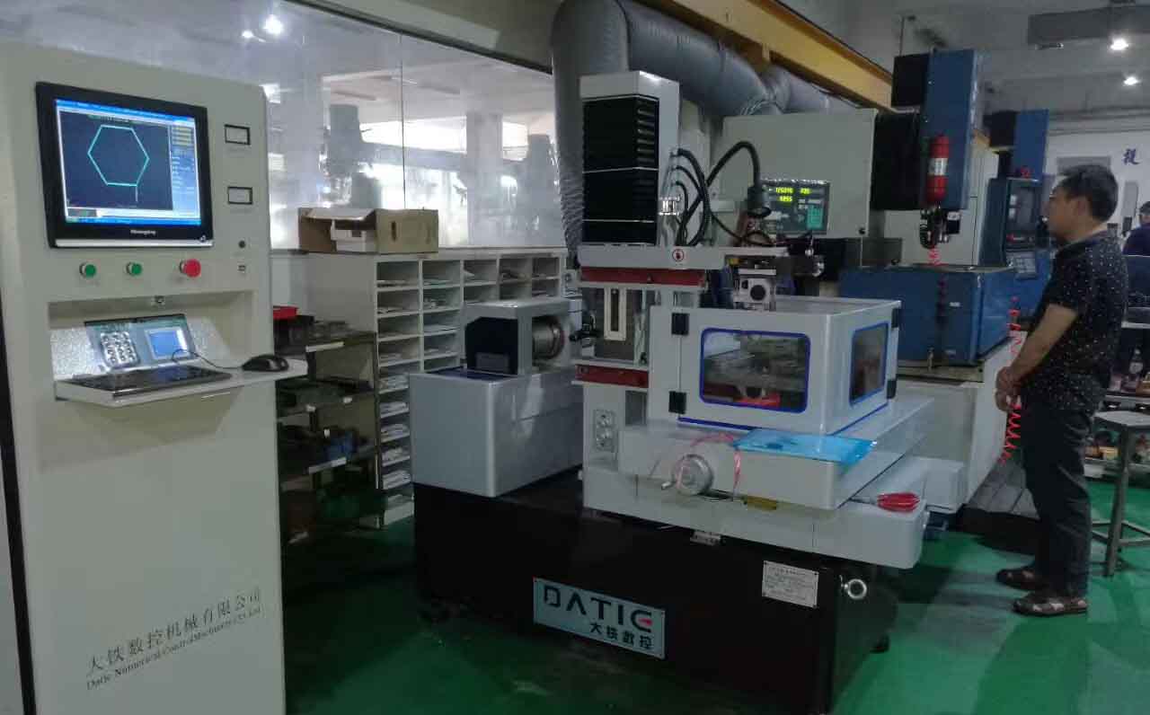 東莞（東洋（yáng）塑膠製（zhì）品）DE320中走絲客戶現場照片