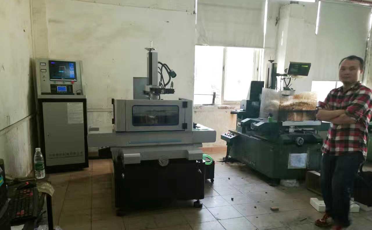 電（diàn）火（huǒ）花線切割現場照片