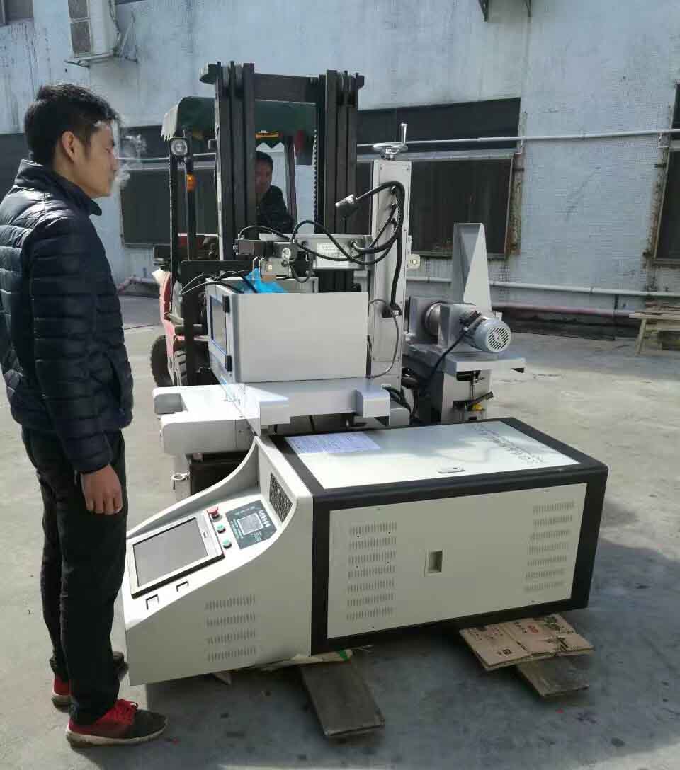 電火花（huā）線切割（gē）現（xiàn）場（chǎng）卸貨