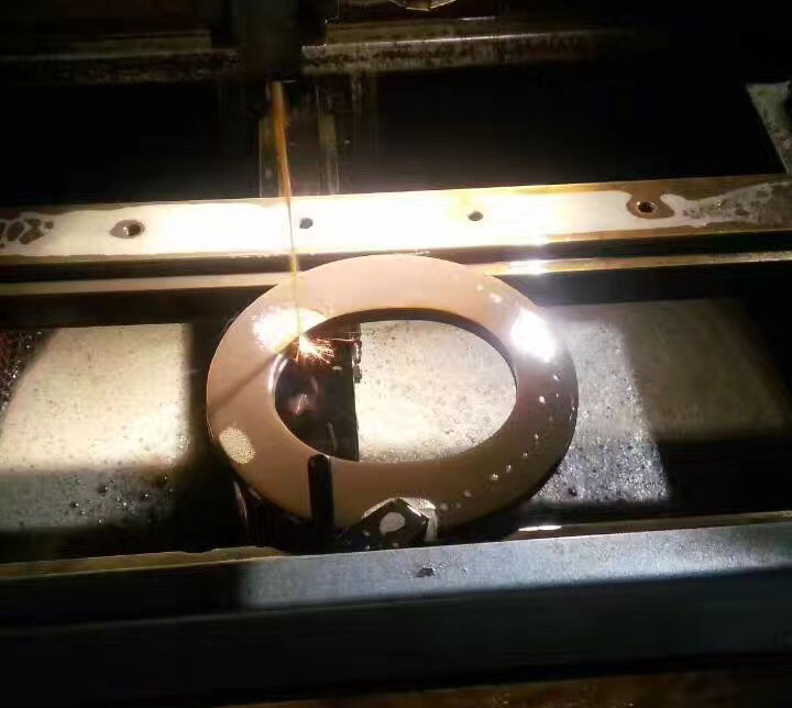 荊州钜力中走絲線（xiàn）切割（gē）現場試割