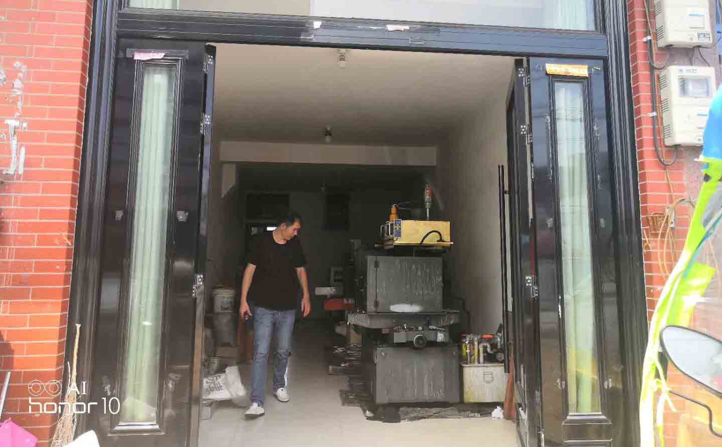 台州客戶17·c18起草视频.27（tiě）極速線切割安裝培訓現場