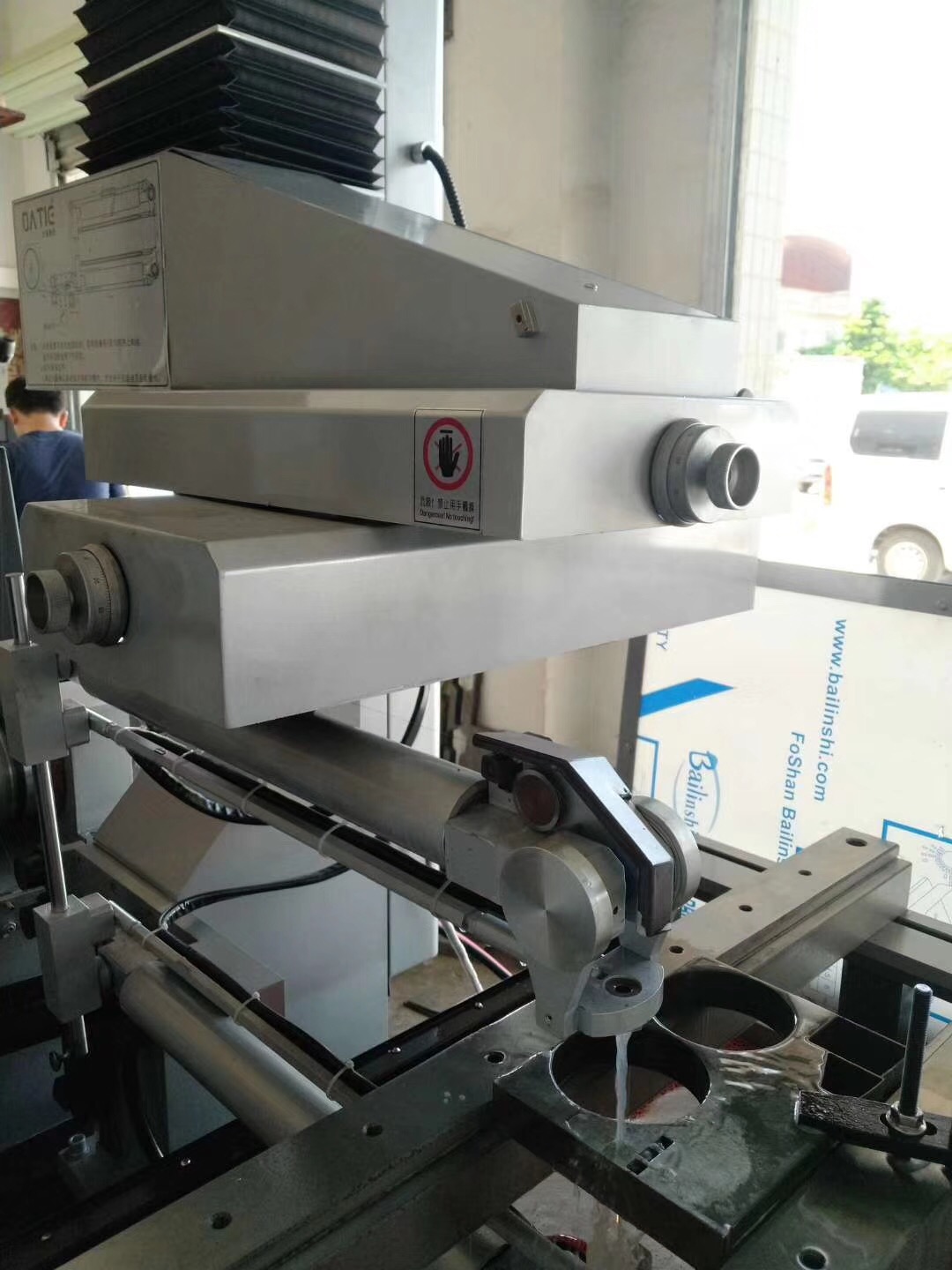 中山大錐度中走絲實地（dì）客戶現場安裝（zhuāng）