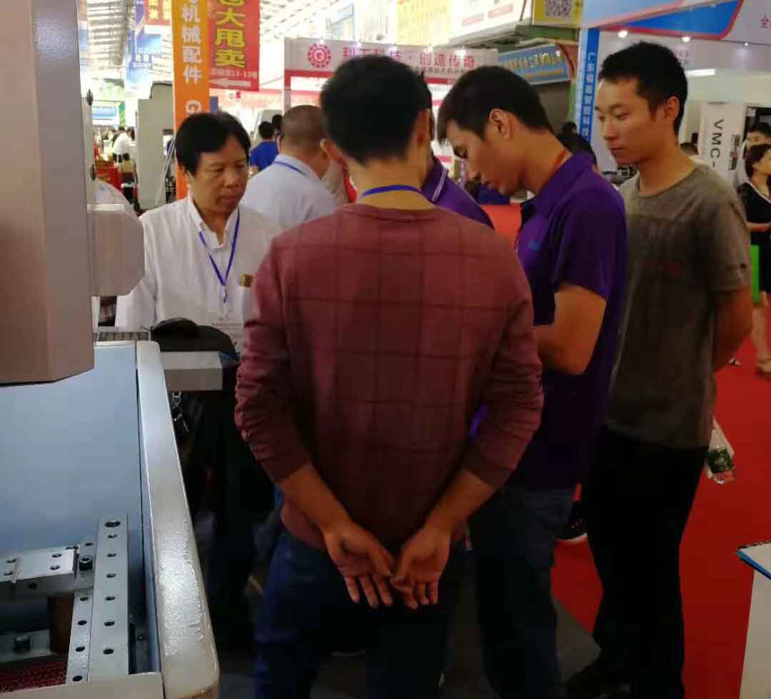 廣東（dōng）17·c18起草视频.27東莞長安機械展現（xiàn）場（chǎng）