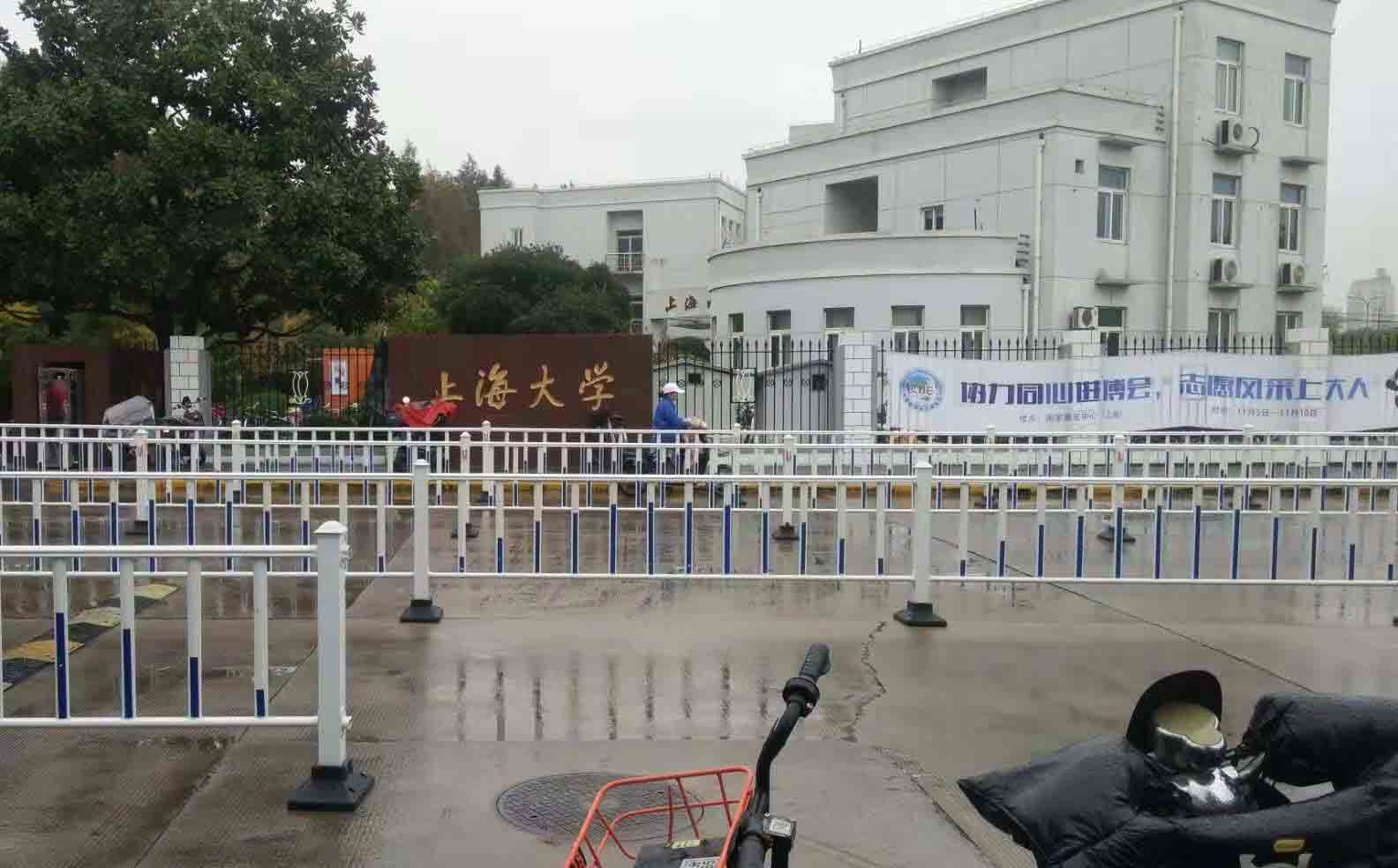 上（shàng）海大學校門