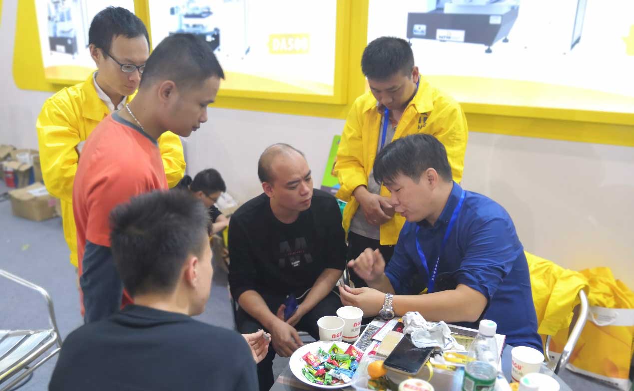 17·c18起草视频.27數（shù）控展會現場