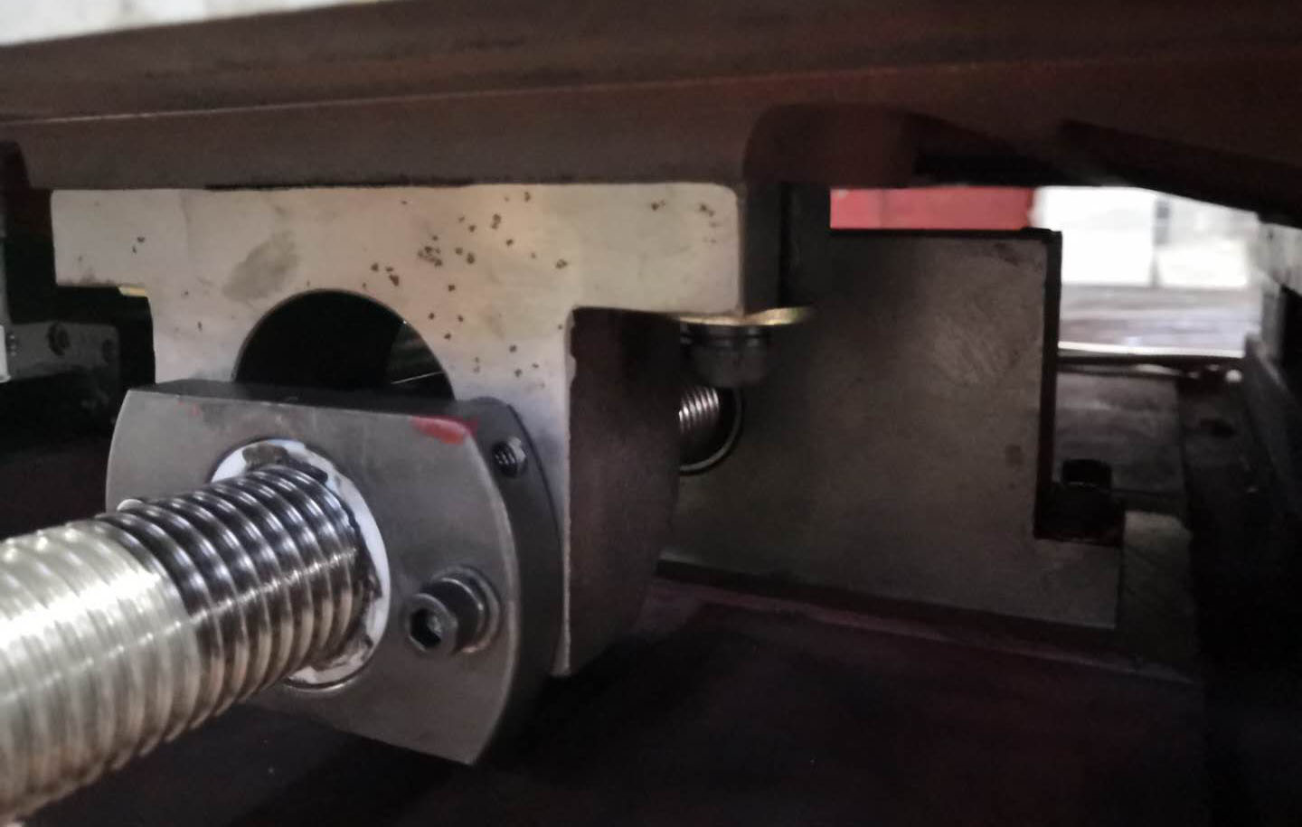 線（xiàn）切割絲杆異響解決辦法2