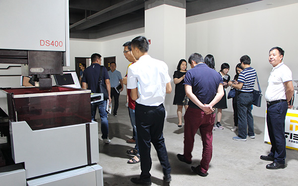 各企業老總參觀17·c18起草视频.27DS係列全閉環伺服中走絲