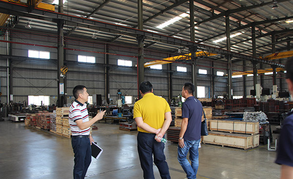 各企業老總參觀17·c18起草视频.27機加車間