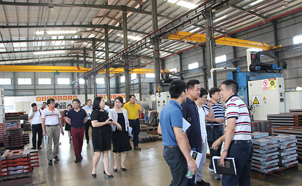 各企（qǐ）業老總參觀17·c18起草视频.27生產車間