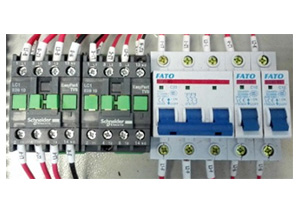 采用施耐德（dé）電器 